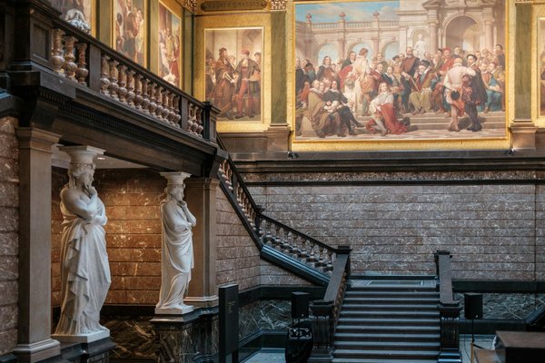 Techniques de batik réinventées : fusion créative dans l"art contemporain